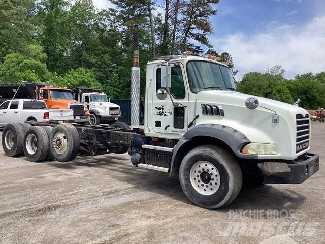 Mack GU813 驾驶室与内部