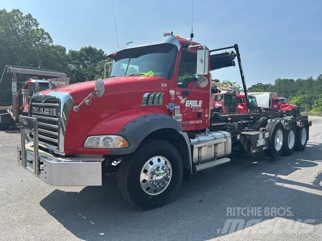 Mack GU813 翻斗车