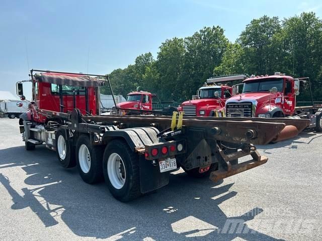Mack GU813 翻斗车