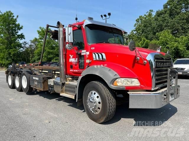 Mack GU813 翻斗车