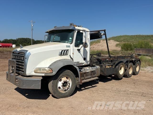 Mack GU813 翻斗车