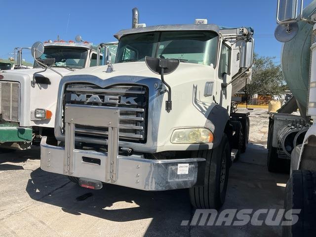 Mack GU813 混凝土搅拌车