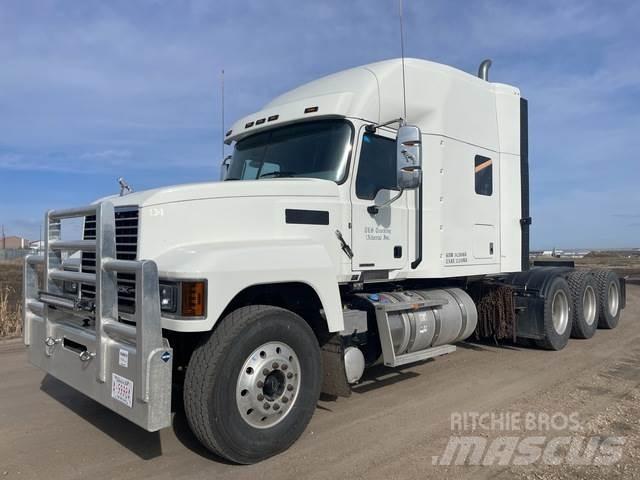 Mack PI86T 牵引车