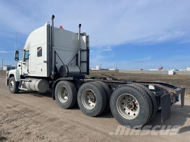 Mack PI86T 牵引车