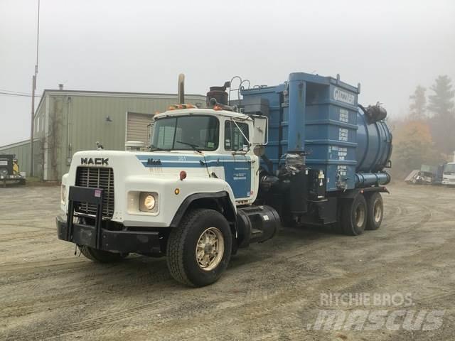 Mack RB690S 组合/真空油槽车