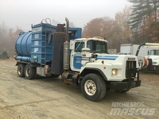 Mack RB690S 组合/真空油槽车