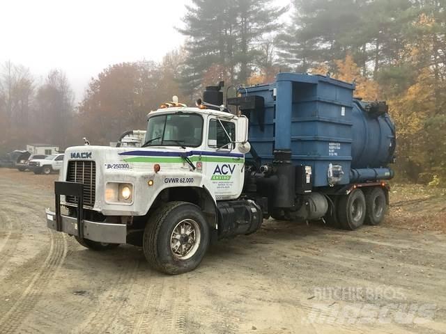 Mack RB690S 组合/真空油槽车
