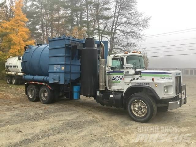 Mack RB690S 组合/真空油槽车