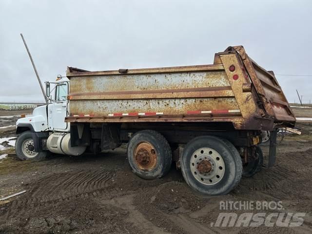 Mack RD688S 自卸式货车