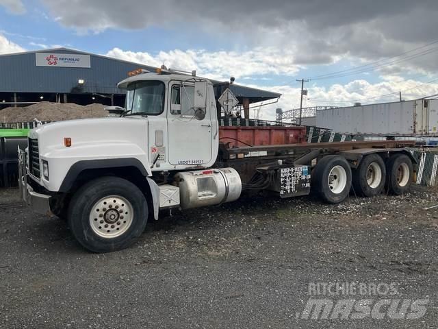 Mack RD688S 翻斗车
