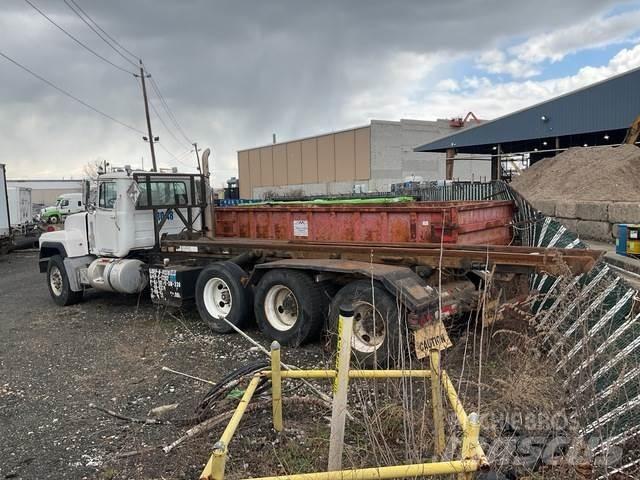 Mack RD688S 翻斗车