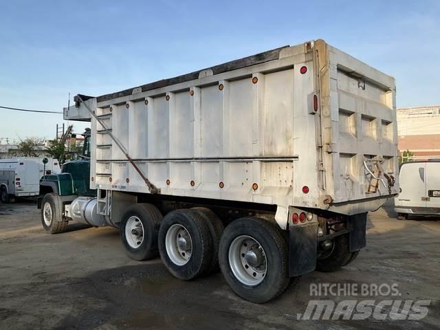 Mack RD688S 自卸式货车