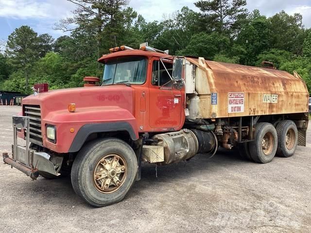 Mack RD688S 水罐车