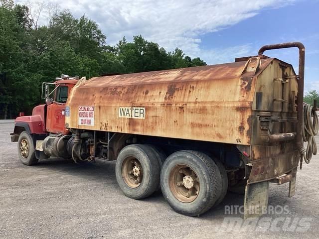 Mack RD688S 水罐车