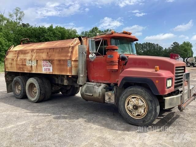 Mack RD688S 水罐车