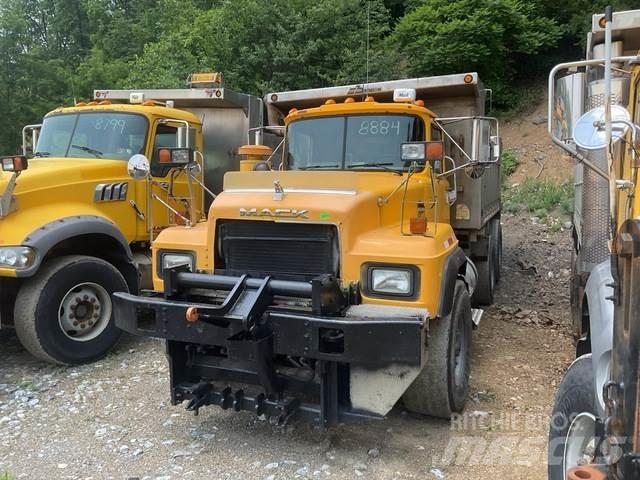 Mack RD688S 融雪撒布机