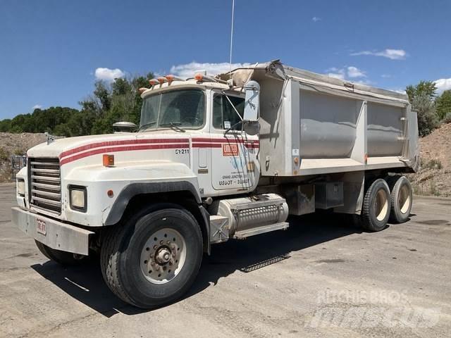 Mack RD688S 自卸式货车
