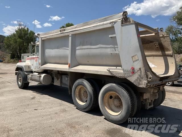 Mack RD688S 自卸式货车