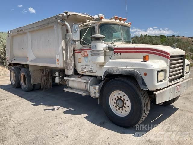 Mack RD688S 自卸式货车