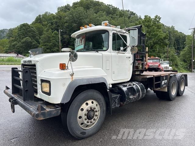 Mack RD688S 平板栏板货车