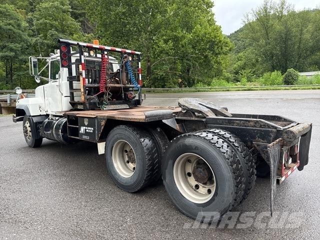 Mack RD688S 平板栏板货车