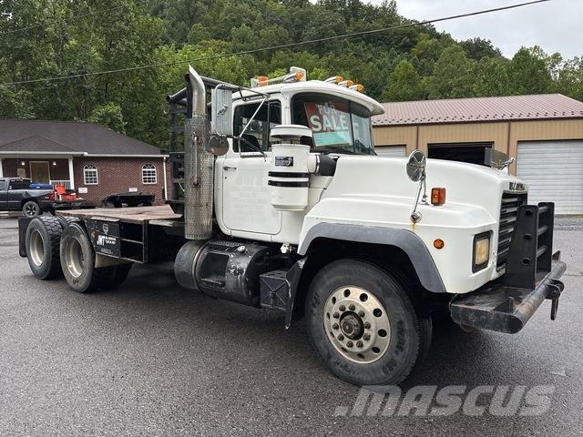 Mack RD688S 平板栏板货车