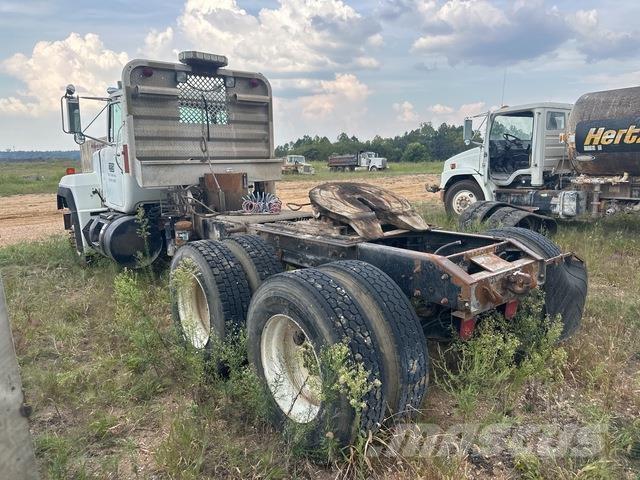 Mack RD688S 牵引车