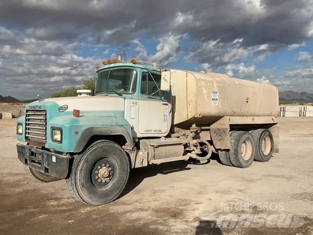 Mack RD690S 水罐车