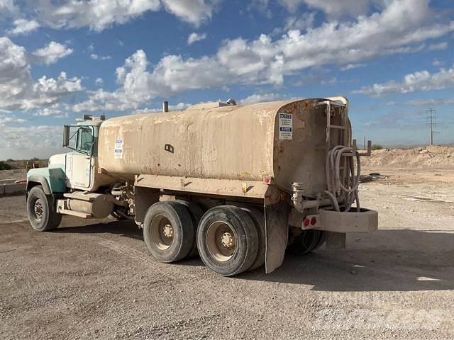 Mack RD690S 水罐车