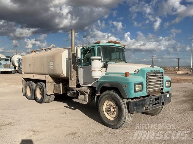 Mack RD690S 水罐车