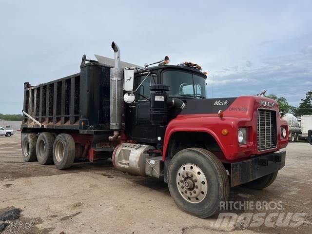 Mack RD690S 自卸式货车