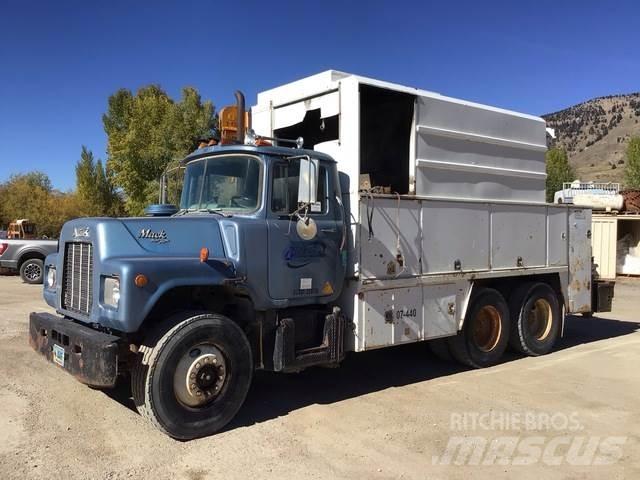 Mack U600 市政车
