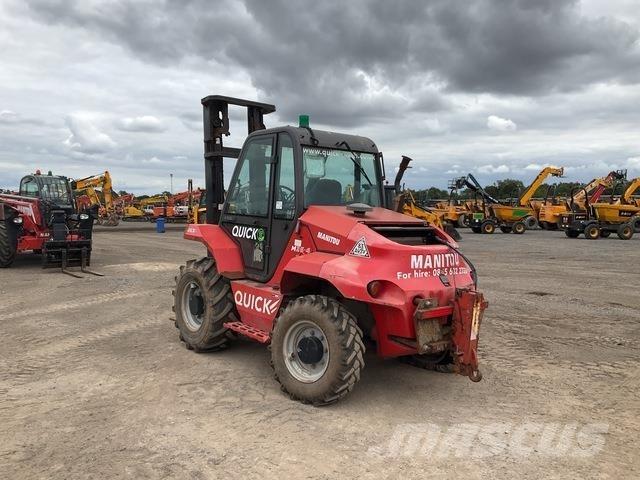 Manitou M26-4 越野叉车|叉装车