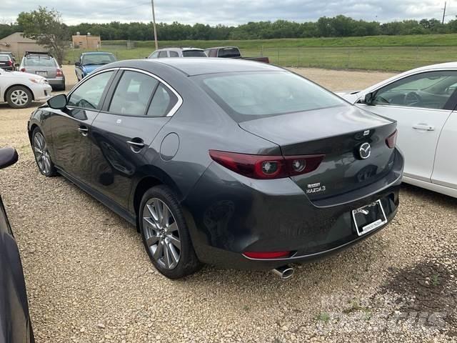 Mazda 3 汽车