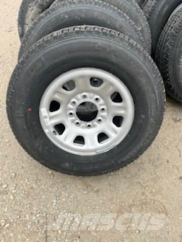 Michelin LTX 轮胎、车轮和轮圈