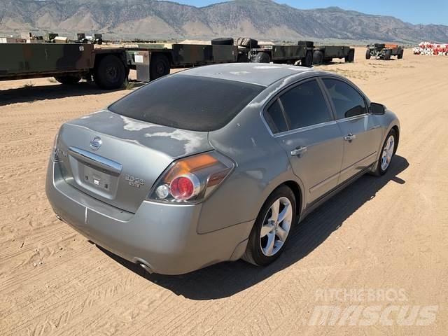 Nissan Altima 汽车