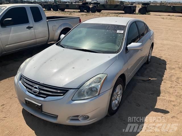 Nissan Altima 汽车