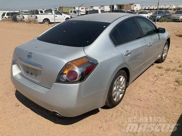 Nissan Altima 汽车