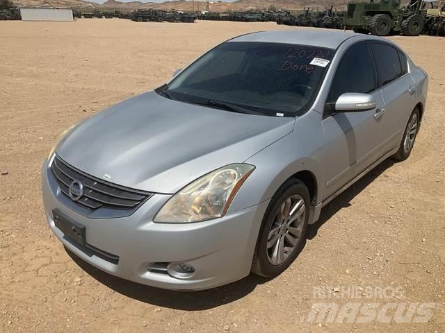 Nissan Altima 汽车