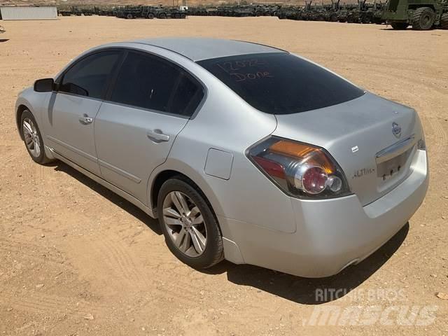 Nissan Altima 汽车