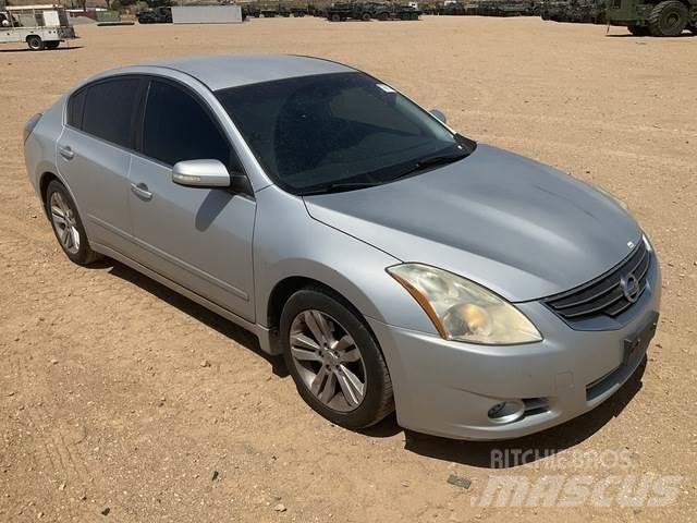 Nissan Altima 汽车