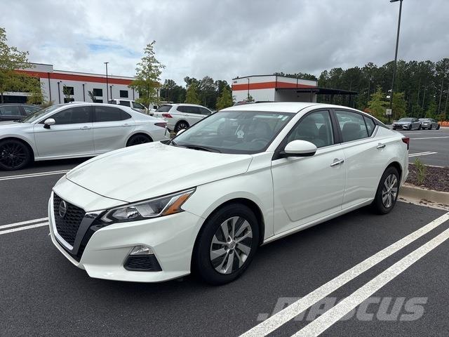 Nissan Altima 汽车