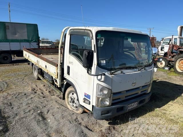 Nissan Atlas 平板栏板货车