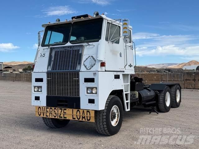 Oshkosh K-2358 驾驶室与内部