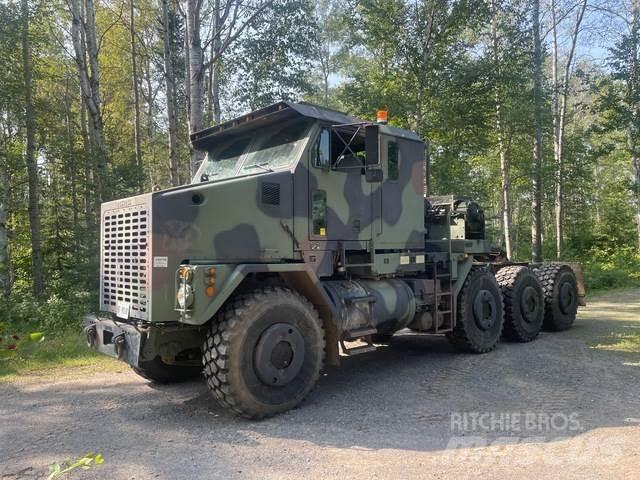 Oshkosh M1070 牵引车