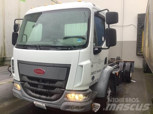 Peterbilt 220 驾驶室与内部