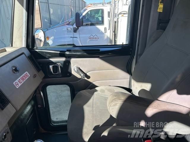 Peterbilt 335 油罐车