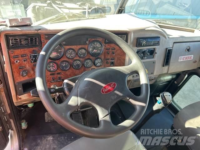 Peterbilt 335 油罐车