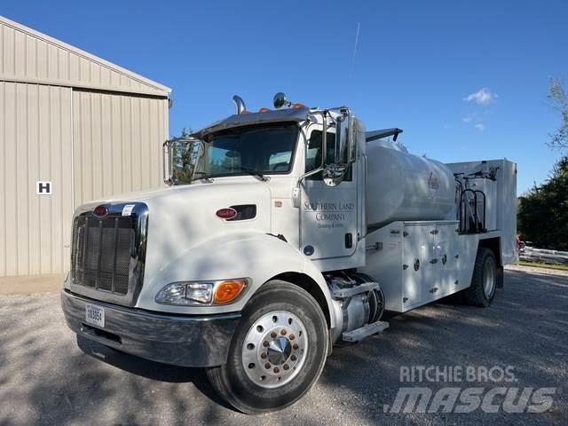 Peterbilt 337 油罐车