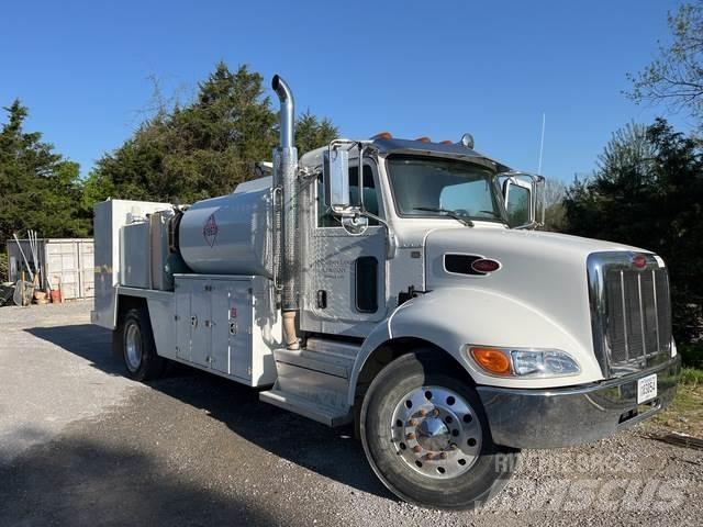 Peterbilt 337 油罐车